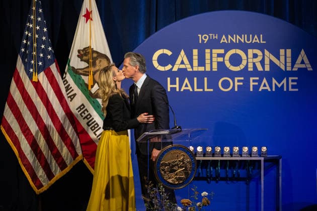 March 19, 2026, Sacramento, Ca, USA: Gov. Gavin Newsom kisses First Partner Jennifer Siebel Newsom during the induction of the 19th class to the California Hall of Fame at the California Museum on Thursday, March 19, 2026, in Sacramento. Sacramento USA - ZUMAj89_ 20260319_zaf_j89_008 Copyright: xPaulxKitagakixJr.x