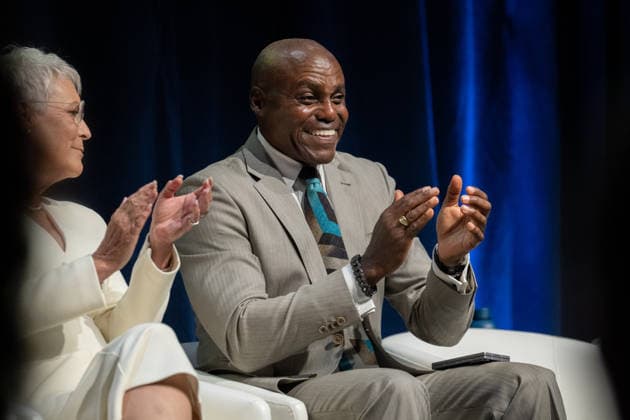 March 19, 2026, Sacramento, Ca, USA: Actress Jamie Lee Curtis applauds Olympian Carl Lewis during the induction of the 19th class to the California Hall of Fame at the California Museum on Thursday, March 19, 2026, in Sacramento. Sacramento USA - ZUMAj89_ 20260319_zaf_j89_015 Copyright: xPaulxKitagakixJr.x