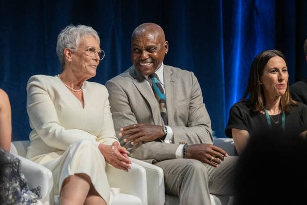 March 19, 2026, Sacramento, Ca, USA: Actress Jamie Lee Curtis talks with Olympian Carl Lewis during the induction of the 19th class to the California Hall of Fame at the California Museum on Thursday, March 19, 2026, in Sacramento. Sacramento USA - ZUMAj89_ 20260319_zaf_j89_021 Copyright: xPaulxKitagakixJr.x