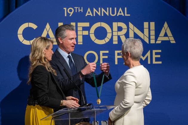 March 19, 2026, Sacramento, Ca, USA: Gov. Gavin Newsom and First Partner Jennifer Siebel Newsom honor actress Jamie Lee Curtis during the induction of the 19th class to the California Hall of Fame at the California Museum on Thursday, March 19, 2026, in Sacramento. Sacramento USA - ZUMAj89_ 20260319_zaf_j89_033 Copyright: xPaulxKitagakixJr.x