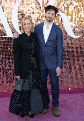 LOS ANGELES, USA March 19, 2026 Lisa Kudrow Julian Murray Stern at the premiere for season 3 of HBO s The Comeback Picture Paul Smith Featureflash 454264 2026 03 19 CA Los Angeles  Copyright: xPaulxSmithx xFeaturesxFlashx xStarfacex STAR_454264_003