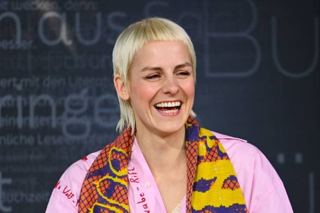 Leipziger Buchmesse, Book Fair Leipzig, Sachsen - vom 19.03. bis 22.03.2026. Erster Messetag. Autorin Helene Bukowski, Buchtitel Wer möchte nicht im Leben bleiben - im Talk