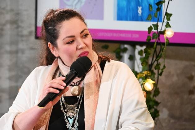 Leipziger Buchmesse, Book Fair Leipzig, Sachsen - vom 19.03. bis 22.03.2026. Erster Messetag. Schriftstellerin Julia Kulewatz - im Talk