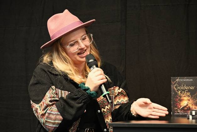 Leipziger Buchmesse, Book Fair Leipzig, Sachsen - vom 19.03. bis 22.03.2026. Erster Messetag. Autorin Lettie Morgan, Buchtitel Goldener Käfig - im Talk