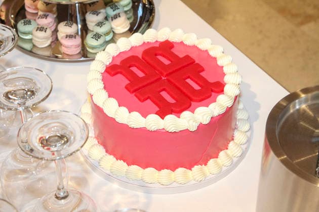 abb Rot Weisse Torte mit Logo beim Riani Store Opening am Donnerstag 19.03.2026 in Hamburg Hamburg Deutschland