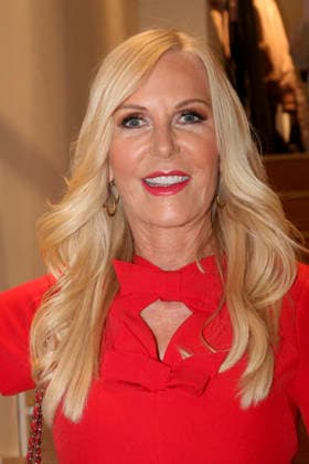 abb Marion Fedder rotes Kleid Witwe Jan Fedder zu Gast beim Riani Store Opening am Donnerstag 19.03.2026 in Hamburg Hamburg Deutschland