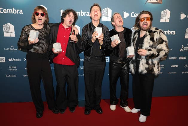 Hecht - 19. Swiss Music Awards 2026 Schweizer Rockpopband Hecht, Gewinner in den Kategorien Best Group, Best Live Act, Best Streaming Artist und Best Hit zeigen stolz ihre Betonklötze in die Kamera (v.li. Philipp Morscher, Daniel Gisler, Stefan Buck, Christoph Schröter und Chris Filter). Verleihung der 19. Swiss Music Awards am 19.03.2026 im Hallenstadion Zürich. Kanton Zürich, Schweiz.