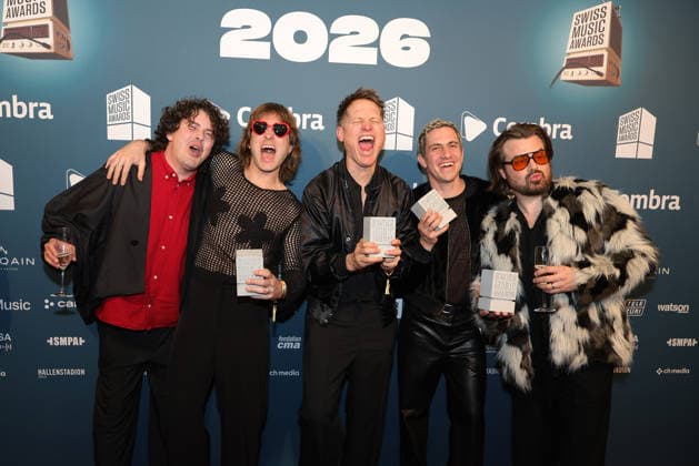 Hecht - 19. Swiss Music Awards 2026 Schweizer Rockpopband Hecht, Gewinner in den Kategorien Best Group, Best Live Act, Best Streaming Artist und Best Hit zeigen stolz ihre Betonklötze in die Kamera (v.li. Philipp Morscher, Daniel Gisler, Stefan Buck, Christoph Schröter und Chris Filter). Verleihung der 19. Swiss Music Awards am 19.03.2026 im Hallenstadion Zürich. Kanton Zürich, Schweiz.