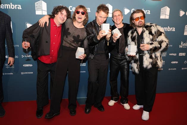 Hecht - 19. Swiss Music Awards 2026 Schweizer Rockpopband Hecht, Gewinner in den Kategorien Best Group, Best Live Act, Best Streaming Artist und Best Hit zeigen stolz ihre Betonklötze in die Kamera (v.li. Philipp Morscher, Daniel Gisler, Stefan Buck, Christoph Schröter und Chris Filter). Verleihung der 19. Swiss Music Awards am 19.03.2026 im Hallenstadion Zürich. Kanton Zürich, Schweiz.