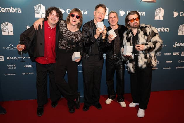 Hecht - 19. Swiss Music Awards 2026 Schweizer Rockpopband Hecht, Gewinner in den Kategorien Best Group, Best Live Act, Best Streaming Artist und Best Hit zeigen stolz ihre Betonklötze in die Kamera (v.li. Philipp Morscher, Daniel Gisler, Stefan Buck, Christoph Schröter und Chris Filter). Verleihung der 19. Swiss Music Awards am 19.03.2026 im Hallenstadion Zürich. Kanton Zürich, Schweiz.