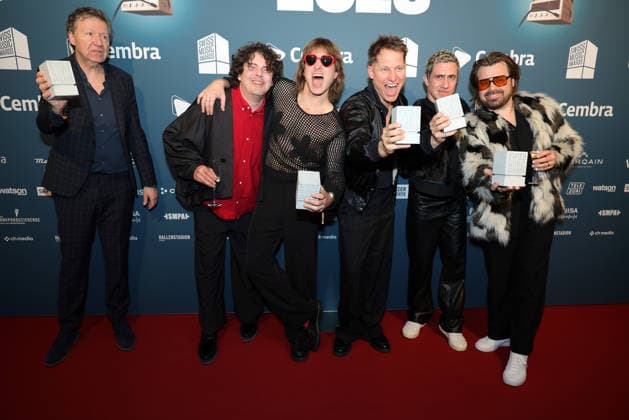 Hecht - 19. Swiss Music Awards 2026 Schweizer Rockpopband Hecht, Gewinner in den Kategorien Best Group, Best Live Act, Best Streaming Artist und Best Hit zeigen stolz ihre Betonklötze in die Kamera (v.li. Philipp Morscher, Daniel Gisler, Stefan Buck, Christoph Schröter und Chris Filter). Verleihung der 19. Swiss Music Awards am 19.03.2026 im Hallenstadion Zürich. Kanton Zürich, Schweiz.