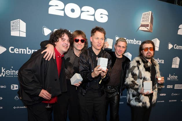 Hecht - 19. Swiss Music Awards 2026 Schweizer Rockpopband Hecht, Gewinner in den Kategorien Best Group, Best Live Act, Best Streaming Artist und Best Hit zeigen stolz ihre Betonklötze in die Kamera (v.li. Philipp Morscher, Daniel Gisler, Stefan Buck, Christoph Schröter und Chris Filter). Verleihung der 19. Swiss Music Awards am 19.03.2026 im Hallenstadion Zürich. Kanton Zürich, Schweiz.