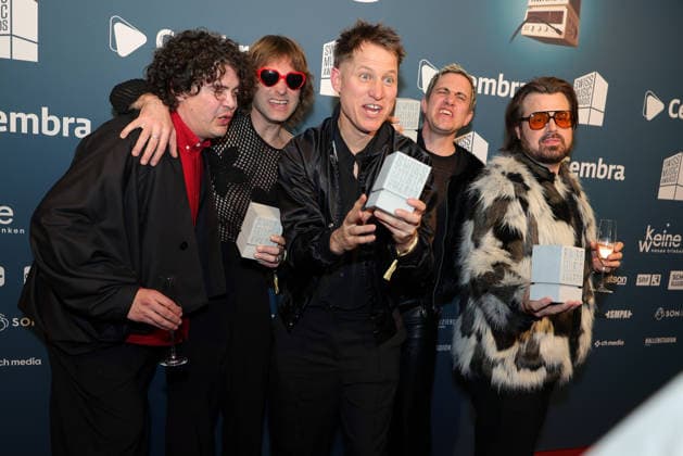 Hecht - 19. Swiss Music Awards 2026 Schweizer Rockpopband Hecht, Gewinner in den Kategorien Best Group, Best Live Act, Best Streaming Artist und Best Hit zeigen stolz ihre Betonklötze in die Kamera (v.li. Philipp Morscher, Daniel Gisler, Stefan Buck, Christoph Schröter und Chris Filter). Verleihung der 19. Swiss Music Awards am 19.03.2026 im Hallenstadion Zürich. Kanton Zürich, Schweiz.
