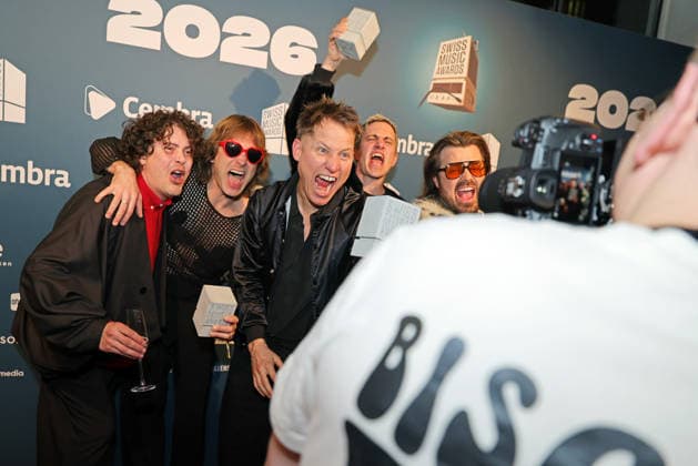 Hecht - 19. Swiss Music Awards 2026 Schweizer Rockpopband Hecht, Gewinner in den Kategorien Best Group, Best Live Act, Best Streaming Artist und Best Hit zeigen stolz ihre Betonklötze in die Kamera (v.li. Philipp Morscher, Daniel Gisler, Stefan Buck, Christoph Schröter und Chris Filter). Verleihung der 19. Swiss Music Awards am 19.03.2026 im Hallenstadion Zürich. Kanton Zürich, Schweiz.