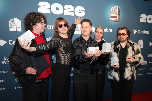 Hecht - 19. Swiss Music Awards 2026 Schweizer Rockpopband Hecht, Gewinner in den Kategorien Best Group, Best Live Act, Best Streaming Artist und Best Hit zeigen stolz ihre Betonklötze in die Kamera (v.li. Philipp Morscher, Daniel Gisler, Stefan Buck, Christoph Schröter und Chris Filter). Verleihung der 19. Swiss Music Awards am 19.03.2026 im Hallenstadion Zürich. Kanton Zürich, Schweiz.