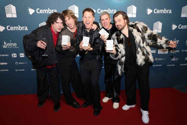 Hecht - 19. Swiss Music Awards 2026 Schweizer Rockpopband Hecht, Gewinner in den Kategorien Best Group, Best Live Act, Best Streaming Artist und Best Hit zeigen stolz ihre Betonklötze in die Kamera (v.li. Philipp Morscher, Daniel Gisler, Stefan Buck, Christoph Schröter und Chris Filter). Verleihung der 19. Swiss Music Awards am 19.03.2026 im Hallenstadion Zürich. Kanton Zürich, Schweiz.