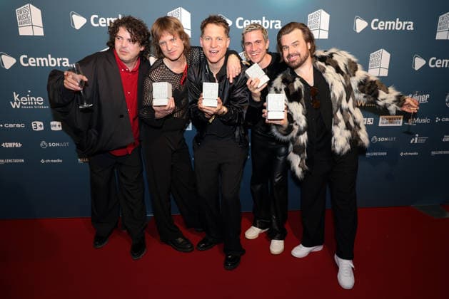 Hecht - 19. Swiss Music Awards 2026 Schweizer Rockpopband Hecht, Gewinner in den Kategorien Best Group, Best Live Act, Best Streaming Artist und Best Hit zeigen stolz ihre Betonklötze in die Kamera (v.li. Philipp Morscher, Daniel Gisler, Stefan Buck, Christoph Schröter und Chris Filter). Verleihung der 19. Swiss Music Awards am 19.03.2026 im Hallenstadion Zürich. Kanton Zürich, Schweiz.