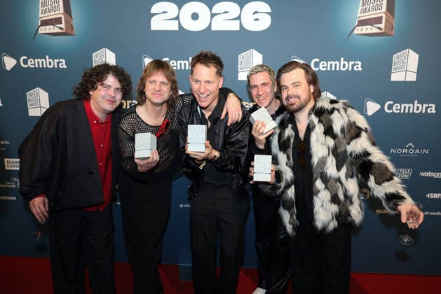 Hecht - 19. Swiss Music Awards 2026 Schweizer Rockpopband Hecht, Gewinner in den Kategorien Best Group, Best Live Act, Best Streaming Artist und Best Hit zeigen stolz ihre Betonklötze in die Kamera (v.li. Philipp Morscher, Daniel Gisler, Stefan Buck, Christoph Schröter und Chris Filter). Verleihung der 19. Swiss Music Awards am 19.03.2026 im Hallenstadion Zürich. Kanton Zürich, Schweiz.