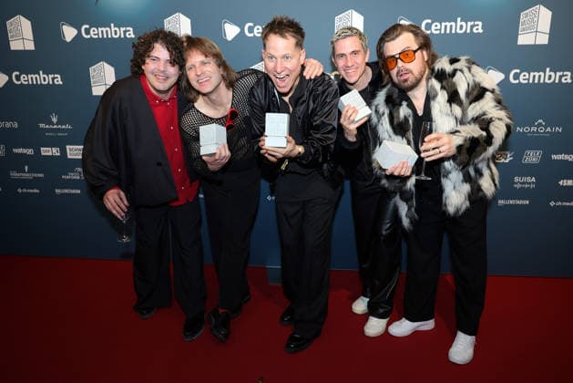 Hecht - 19. Swiss Music Awards 2026 Schweizer Rockpopband Hecht, Gewinner in den Kategorien Best Group, Best Live Act, Best Streaming Artist und Best Hit zeigen stolz ihre Betonklötze in die Kamera (v.li. Philipp Morscher, Daniel Gisler, Stefan Buck, Christoph Schröter und Chris Filter). Verleihung der 19. Swiss Music Awards am 19.03.2026 im Hallenstadion Zürich. Kanton Zürich, Schweiz.
