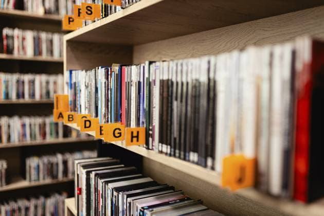 Bücher, Hörbücher, Hörspiele und Filme in einem Regal in einer Bibliothek. Lesungen in der Schule. Buchhandlung und Antiquariat. Schul und Universitätsbibliothek. Konzept zum Thema Bildung Books, audiobooks, radio dramas, and films on a shelf in a library. School readings. Bookstore and second-hand bookshop. School and university library. Educational-themed concept Copyright: imageBROKER PrzemekxKlos ibxiqx16934875.jpg