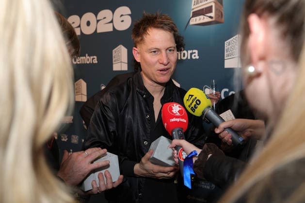 19. Swiss Music Awards 2026 Stefan Buck von der Schweizer Rockpopband Hecht gibt ein Interview nach dem Gewinn des Betonklotzes in vier Kategorien. Verleihung der 19. Swiss Music Awards am 19.03.2026 im Hallenstadion Zürich. Kanton Zürich, Schweiz.