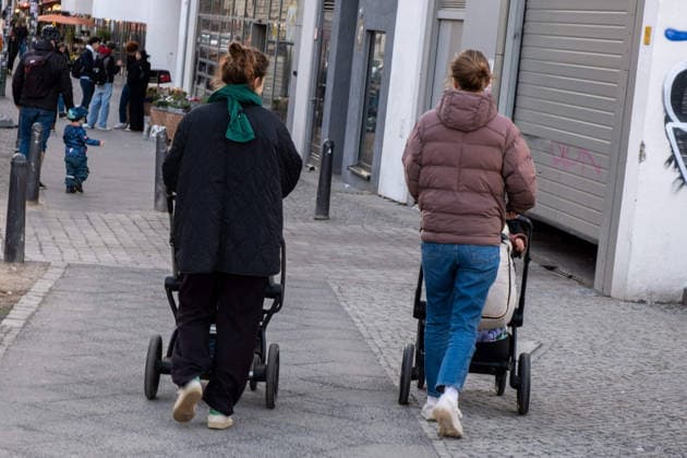 Zwei Frauen mit Kinderwagen unterwegs in Berlin-Prenzlauer Berg. Two women pushing strollers in Berlin s Prenzlauer Berg neighborhood. Zwei Frauen mit Kinderwagen *** Two women pushing strollers in Berlin s Prenzlauer Berg neighborhood Two women pushing strollers in Berlin s Prenzlauer Berg neighborhood Two women pushing strollers in Berlin s Prenzlauer Berg neighborhood sp2026031920929.jpg