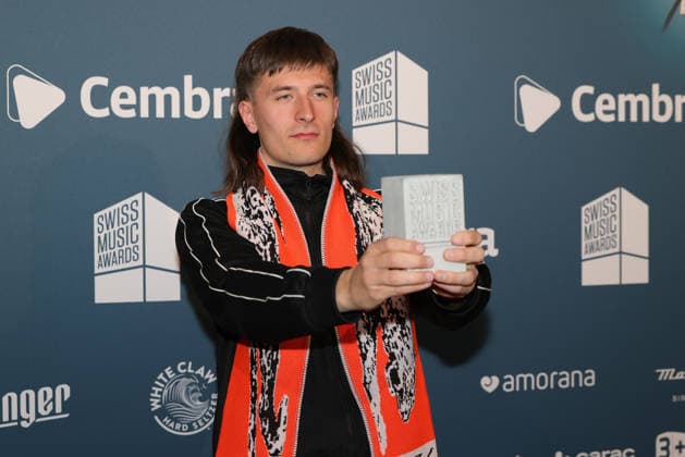 19. Swiss Music Awards 2026 Schweizer Rapper Jule X (heisst mit bürgerlichem Namen Luc Julian Peyer) Gewinner des Betonklotzes in der Kategorie Most Rising Artist Social Media, zeigt stolz seinen Betonklotz in die Kamera. Verleihung der 19. Swiss Music Awards am 19.03.2026 im Hallenstadion Zürich. Kanton Zürich, Schweiz.