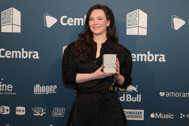 Zoe Me - 19. Swiss Music Awards 2026 Schweizer Singer-Songwriterin Zoe Me (vertrat die Schweiz beim Eurovision Song Contest 2025 in Basel), Gewinnerin in der Kategorie Best Breaking Act, zeigt stolz ihren Betonklotz in die Kamera. Verleihung der 19. Swiss Music Awards am 19.03.2026 im Hallenstadion Zürich. Kanton Zürich, Schweiz.