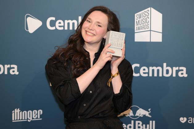 Zoe Me - 19. Swiss Music Awards 2026 Schweizer Singer-Songwriterin Zoe Me (vertrat die Schweiz beim Eurovision Song Contest 2025 in Basel), Gewinnerin in der Kategorie Best Breaking Act, zeigt stolz ihren Betonklotz in die Kamera. Verleihung der 19. Swiss Music Awards am 19.03.2026 im Hallenstadion Zürich. Kanton Zürich, Schweiz.