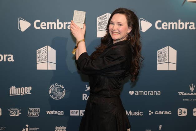 Zoe Me - 19. Swiss Music Awards 2026 Schweizer Singer-Songwriterin Zoe Me (vertrat die Schweiz beim Eurovision Song Contest 2025 in Basel), Gewinnerin in der Kategorie Best Breaking Act, zeigt stolz ihren Betonklotz in die Kamera. Verleihung der 19. Swiss Music Awards am 19.03.2026 im Hallenstadion Zürich. Kanton Zürich, Schweiz.