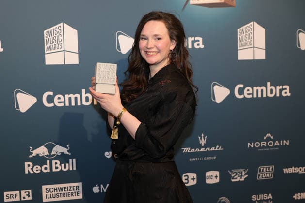 Zoe Me - 19. Swiss Music Awards 2026 Schweizer Singer-Songwriterin Zoe Me (vertrat die Schweiz beim Eurovision Song Contest 2025 in Basel), Gewinnerin in der Kategorie Best Breaking Act, zeigt stolz ihren Betonklotz in die Kamera. Verleihung der 19. Swiss Music Awards am 19.03.2026 im Hallenstadion Zürich. Kanton Zürich, Schweiz.