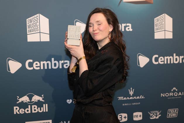 Zoe Me - 19. Swiss Music Awards 2026 Schweizer Singer-Songwriterin Zoe Me (vertrat die Schweiz beim Eurovision Song Contest 2025 in Basel), Gewinnerin in der Kategorie Best Breaking Act, zeigt stolz ihren Betonklotz in die Kamera. Verleihung der 19. Swiss Music Awards am 19.03.2026 im Hallenstadion Zürich. Kanton Zürich, Schweiz.
