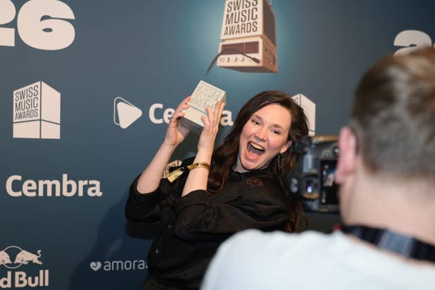 Zoe Me - 19. Swiss Music Awards 2026 Schweizer Singer-Songwriterin Zoe Me (vertrat die Schweiz beim Eurovision Song Contest 2025 in Basel), Gewinnerin in der Kategorie Best Breaking Act, zeigt stolz ihren Betonklotz in die Kamera. Verleihung der 19. Swiss Music Awards am 19.03.2026 im Hallenstadion Zürich. Kanton Zürich, Schweiz.