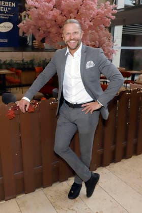 Paul Janke beim Charity Verkauf von Lindt Osterhasen zu Gunsten der Budnianer Stiftung in der Europa Passage. Hamburg, 19.03.2026 *** Paul Janke at the charity sale of Lindt Easter bunnies in aid of the Budnian Foundation in the Europa Passage Hamburg, 19 03 2026 Foto:xgbrcix xFuturexImagex ostercharity_6369