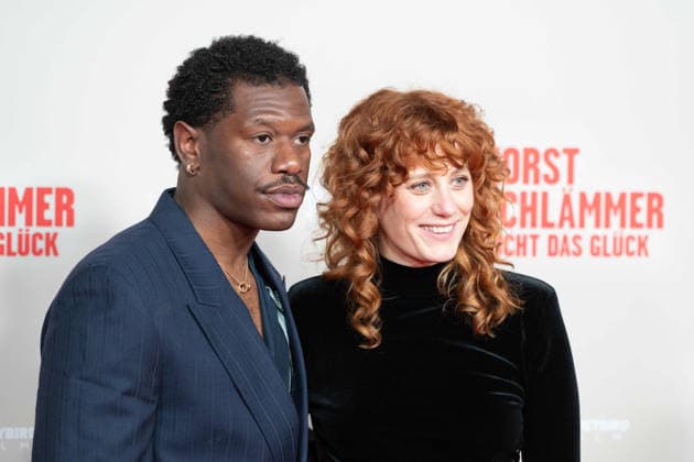 von links: Akeem van FLODROP; Schauspieler, Laura THOMAS, Roter Teppich, Red Carpet Show, Ankunft, arrival, Filmpremiere HORST SCHLAEMMER SUCHT DAS GLUECK, Schlämmer, in der Lichtburg in Essen, 19.03.2026.