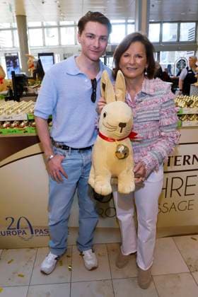 abb Claudia Obert, Max Suhr zu Gast bei der Lind Goldhasen Oster Charity und Feier 20 Jahre Europa Passage Donnerstag 19.03.2026 in Hamburg Hamburg Germany