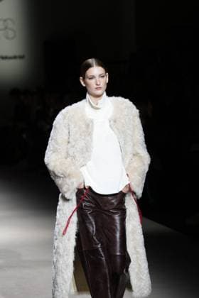 A model wears at collection runway a creation from Simorra during Pasarela Cibeles Mercedes-Benz Fashion Week Madrid 2026 in Madrid, on Friday, 20 March 2026. Cordon Press 