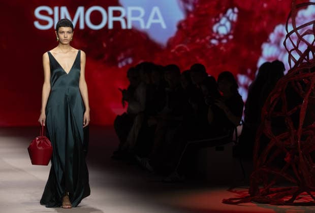 Simorras fashion show on the occasion of the Mercedes Benz Fashion Week A model during Simorras fashion show on the occasion of the Mercedes Benz Fashion Week, at Ifema Madrid, on March 20, 2026, in Madrid Spain The fashion show is part of the Mercedes Benz Fashion Week Madrid, the main Spanish fashion show organized by IFEMA, which brings together established firms and new talents Simorra focuses its proposals on the architecture of materials and forms as the basis of a functional design of high creative value 20 MARCH 2026 Madrid Madrid Madrid Spain  Copyright: xEduardoxParrax 7382248