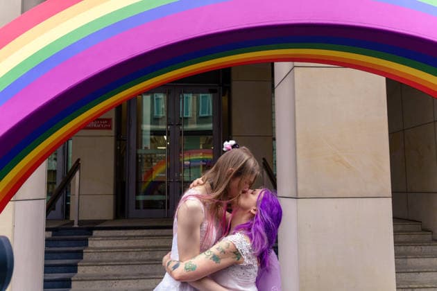 News Bilder des Tages The Supreme Administrative Court: an official must recognize a same-sex marriage concluded abroad. Monika Tichy and Nora dressed in wedding dresses in front of the courthouse. Warsaw Poland Copyright: xMikolajxJaneczekx