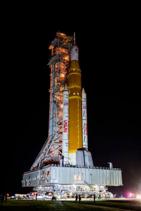 News Bilder des Tages March 20, 2026, Merritt Island, Florida, USA: NASA s Space Launch System (SLS) rocket, with the Orion capsule atop, is seen slowly rolling out of the Vehicle Assembly Building (VAB) at the agency s Kennedy Space Center in Florida on its journey to Launch Complex 39B as preparation continues for the Artemis II crewed flight to the moon. Merritt Island USA - ZUMAb268 20260320_znp_b268_003 Copyright: xJenniferxBriggsx