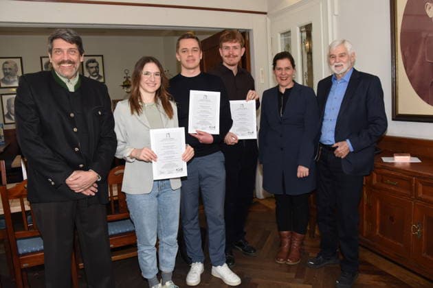 Thomas Walz 1. Vorsitzender Verein Muenchner Sportjournalisten 2.Preis Luisa Griesbaum Journalismus Studentin fuer Der Perfekte Wurf macht Sicher Bericht in Sueddeutscher Zeitung 1.Preis Nico-Marius Schmitz Sportjournalist Kicken hinter Gittern Bericht im Muenchner Merkur 3,Preis Christoph Meltzer Sportjournalist Verena Dietl Buergermeisterin Hans Eiberle Stegmann Preis Organisator Muenchen 20.03.2026 Weisses Braeuhaus im Tal Verleihung des Helmut-Stegmann-Nachwuchs-Foerderpreises fuer Sportjournalismus. Mit dem vom Verein Muenchner Sportjournalisten verliehenen Preis werden jungeJournalist -nnen ausgezeichnet, die sich durch besondere Leistungen in der Muenchner Sportberichterstattung hervorgetan haben. Foto Muenchen