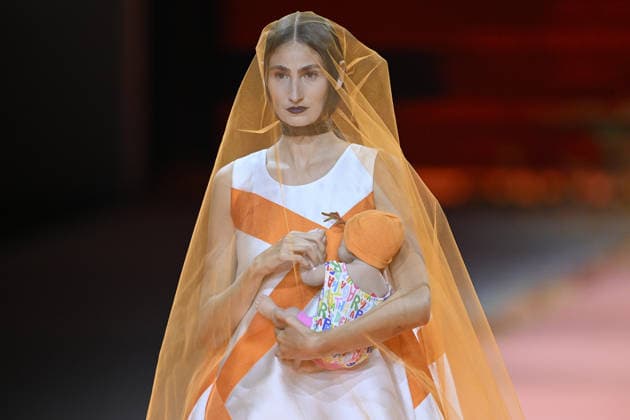 Mercedes Benz Moda Haftasi Madrid MADRID, SPAIN - MARCH 20: A model presents a creation from Agatha Ruiz de la Prada’s Fall Winter 2026 collection during Mercedes-Benz Fashion Week Madrid at IFEMA in Madrid, Spain on March 20, 2026. Burak Akbulut Anadolu Madrid Spain. Editorial use only. Please get in touch for any other usage.  Copyright: x2026xAnadoluxBurakxAkbulutx