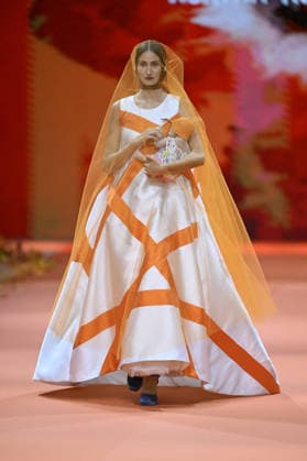Mercedes Benz Moda Haftasi Madrid MADRID, SPAIN - MARCH 20: A model presents a creation from Agatha Ruiz de la Prada’s Fall Winter 2026 collection during Mercedes-Benz Fashion Week Madrid at IFEMA in Madrid, Spain on March 20, 2026. Burak Akbulut Anadolu Madrid Spain. Editorial use only. Please get in touch for any other usage.  Copyright: x2026xAnadoluxBurakxAkbulutx