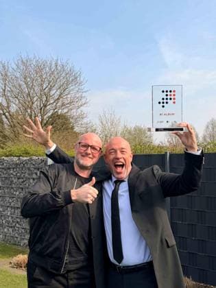 Deutschland, 20.03.2026: Der Graf und Henning Verlage (beide Unheilig) mit dem Nummer 1 Award der Offiziellen Deutschen Charts Copyright: xdtsxNachrichtenagenturx dts_111870