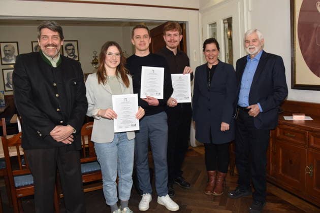 Thomas Walz 1. Vorsitzender Verein Muenchner Sportjournalisten 2.Preis Luisa Griesbaum Journalismus Studentin fuer Der Perfekte Wurf macht Sicher Bericht in Sueddeutscher Zeitung 1.Preis Nico-Marius Schmitz Sportjournalist Kicken hinter Gittern Bericht im Muenchner Merkur 3,Preis Christoph Meltzer Sportjournalist Der Fall Botang Frankfurter Algemeine Verena Dietl Buergermeisterin Hans Eiberle Stegmann Preis Organisator Muenchen 20.03.2026 Weisses Braeuhaus im Tal Verleihung des Helmut-Stegmann-Nachwuchs-Foerderpreises fuer Sportjournalismus. Mit dem vom Verein Muenchner Sportjournalisten verliehenen Preis werden jungeJournalist -nnen ausgezeichnet, die sich durch besondere Leistungen in der Muenchner Sportberichterstattung hervorgetan