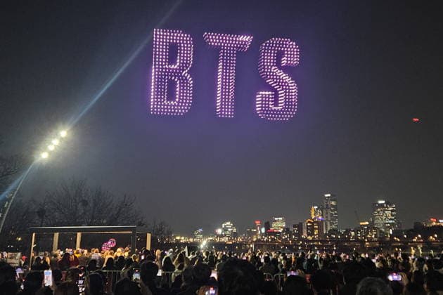 SOUTH KOREA, SEOUL - MARCH 20, 2026: A drone show ahead of a concert by the South Korean boy band BTS Seoul South Korea  - ZUMAt113 20260320_zaa_t113_422 Copyright: xIgorxIvanovx