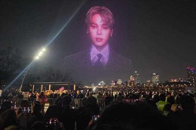 SOUTH KOREA, SEOUL - MARCH 20, 2026: A drone show ahead of a concert by the South Korean boy band BTS Seoul South Korea  - ZUMAt113 20260320_zaa_t113_423 Copyright: xIgorxIvanovx
