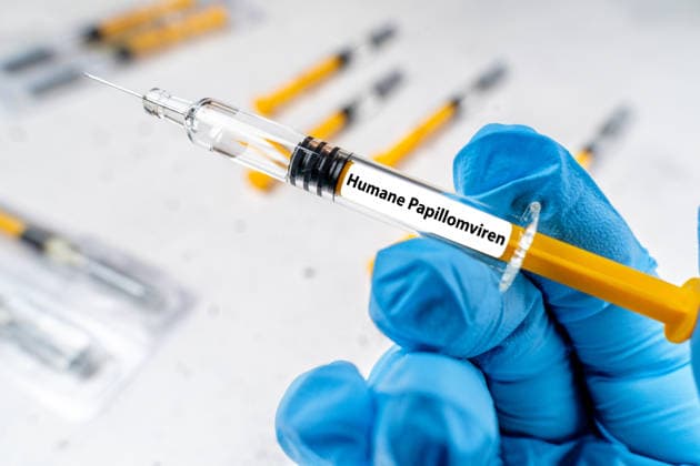 Bavaria, Germany - March 20, 2026: PHOTOMONTAGE, syringe with the inscription Human papillomaviruses. Symbol for HPV, vaccination, cancer prevention and protection against cervical cancer in healthcare *** FOTOMONTAGE, Spritze mit der Aufschrift Humane Papillomviren. Symbol für HPV, Impfung, Krebsprävention und Schutz vor Gebärmutterhalskrebs im Gesundheitswesen