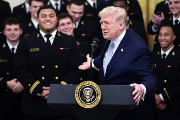 White House Coverage US President Donald Trump gestures to Navy defensive tackle Landon Robinson during the Commander in Chief Trophy Presentation at the White House, Washington DC USA, 20 March 2026. Photo by Shawn Thew Pool ABACAPRESS.COM WASHINGTON DC United States  Copyright: xPool ABACAx