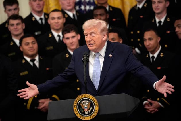 Donald Trump presents the Commander-in-Chief s Trophy - Washington US President Donald Trump during the Commander in Chief Trophy Presentation to the 2024 Navy Midshipmen football team in the East Room of the White House in Washington on March 20, 2026. Photo by Yuri Gripas ABACAPRESS.COM Washington DC United States  Copyright: xGripasxYuri ABACAx